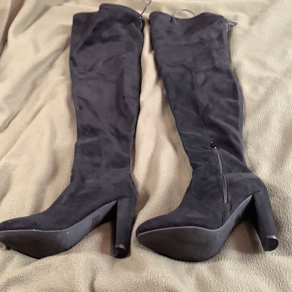 Wild Diva Lounge black, over the knee, suede boots. Size 7.5 - Picture 2 of 5